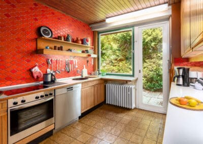 Küche mit Zugang zum Kräutergarten zum freistehenden Architektenbungalow mit fantastischer Fernsicht in bester Randlage von Düsseldorf-Angermund