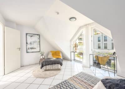 Schlafzimmer mit Wohlfühlqualität am Waldrand