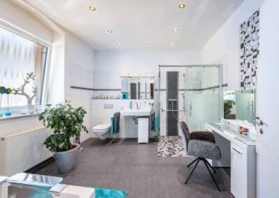 Masterbad zum barrierefrei angebauten Haus mit moderner Ausstattung und Wintergarten in ruhiger Umgebung von Duisburg-Neudorf