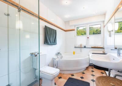 Masterbad mit Dusche und Eckbadewanne zum moderniserten Reihenhaus mit großem Raumangebot in Duisburg-Hochheide am Uettelsheimer See