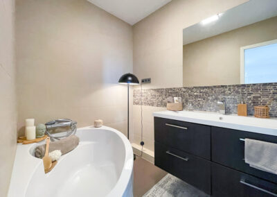 Modernes Badezimmer zur Eigentumswohnung mit Stellplatz in Duisburg-Neudorf