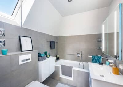 Modernes Bad mit Wanneneinstieg zur Eigentumswohnung Duisburg dreiviertel