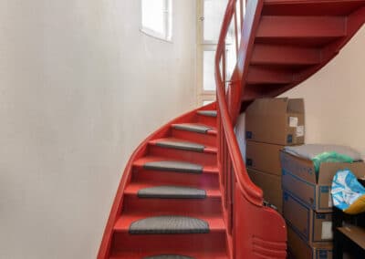 Stilvoller Treppenaufgang im runden Treppenhaus