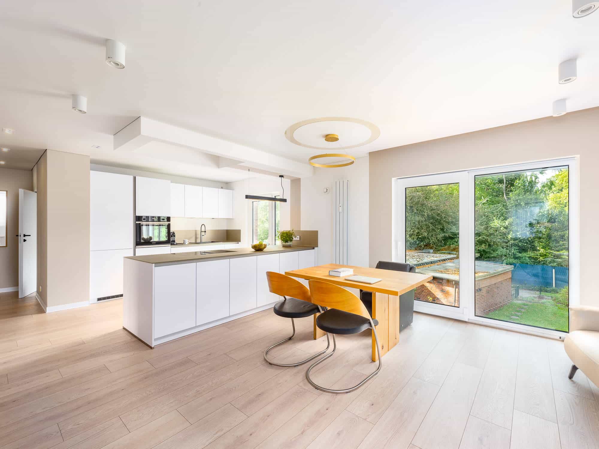 Offene Küche mit Essbereich Hausansicht zum moderniserten Reihenhaus mit großem Raumangebot in Duisburg-Hochheide am Uettelsheimer See