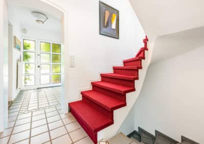 Offener Treppenaufgang zum moderniserten Reihenhaus mit großem Raumangebot in Duisburg-Hochheide am Uettelsheimer See