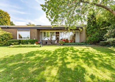 Rasenfläche hinter dem Haus zum freistehenden Architektenbungalow mit fantastischer Fernsicht in bester Randlage von Düsseldorf-Angermund