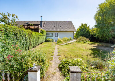 Rückansicht zum einseitig angebauten Bungalow mit ausbaufähigem Dachgeschoss in Gladbeck-Rosenhügel