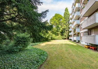 Rückansicht in grüner Wohnlage zur hellen Eigentumswohnung in einer ausgesprochen gepflegten Wohnanlage in Duisburg-Huckingen, Immobilien Hempel im Duisburger Wasserviertel
