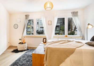 lichtdurchflutetes Schlafzimmer, helle Eigentumswohnung, Ihr Immobilienmakler für hochwertige Wohnobjekt in Duisburg
