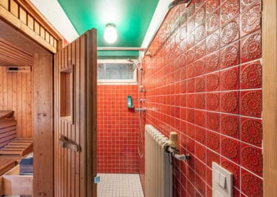 Sauna mit Duschbereich zum freistehenden Architektenbungalow mit fantastischer Fernsicht in bester Randlage von Düsseldorf-Angermund