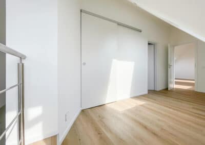 Schiebetüre zum Abstellraum - Maisonette-Loftwohnung mit Dachterrasse und eigenem Gartenanteil im grünen Duisburg-Mündelheim zur Miete