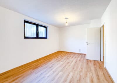 saniertes Schlafzimmer mit neuem Vinylboden