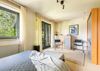 Schlafzimmer mit Balkonzugang, hell und ruhig