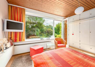 Schlafzimmer zum freistehenden Architektenbungalow mit fantastischer Fernsicht in bester Randlage von Düsseldorf-Angermund