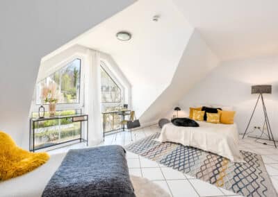 Schlafzimmer mit viel Lichteinfall und guter Aussicht auf das Kaiser-Palais