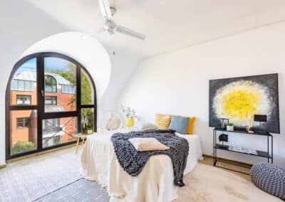 Helle Eigentumswohnung mit außergewöhnlichen Fenstern in Duisburg