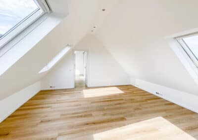 Schlafzimmer links - Maisonette-Loftwohnung mit Dachterrasse und eigenem Gartenanteil im grünen Duisburg-Mündelheim zur Miete
