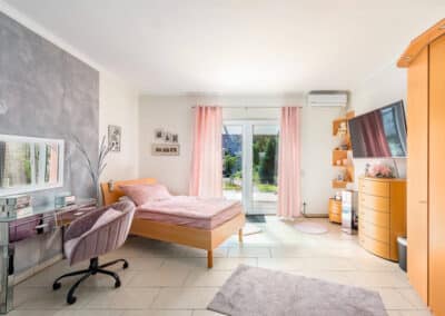 Schlafzimmer mit Terrassenzugang zum barrierefrei angebauten Haus mit moderner Ausstattung und Wintergarten in ruhiger Umgebung von Duisburg-Neudorf