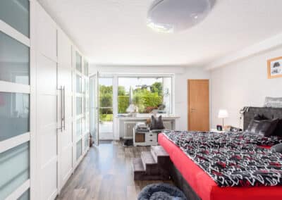 Schlafzimmer mit Terrassenzugang der Kapitalanlage mit eigenem Garten und Stellplatz zum Kauf in Mülheim-Saarn