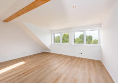 Schlafzimmer rechts - Maisonette-Loftwohnung mit Dachterrasse und eigenem Gartenanteil im grünen Duisburg-Mündelheim zur Miete