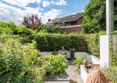 Schöne Gartengestaltung mit Lieblingsplätzen zum moderniserten Reihenhaus mit großem Raumangebot in Duisburg-Hochheide am Uettelsheimer See