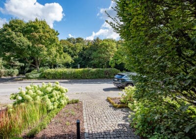 Schöner Vorgarten zum moderniserten Reihenhaus mit großem Raumangebot in Duisburg-Hochheide am Uettelsheimer See