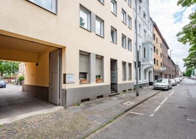 Hofeinfahrt, Zugang zu den Stellplätzen und Gewerbefläche im Hof des Mehrfamilienhauses zum Kauf in Duisburg-Neudorf