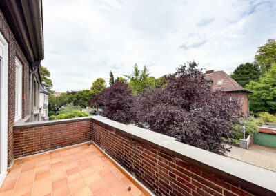Straßenseitiger Balkon zur großzügigen 2,5-Zimmerwohnung mit Loggia und Balkon in bester Lage von Duisburg-Duissern