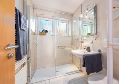 helles, modernes Badezimmer der Eigentumswohnung in Meerbusch