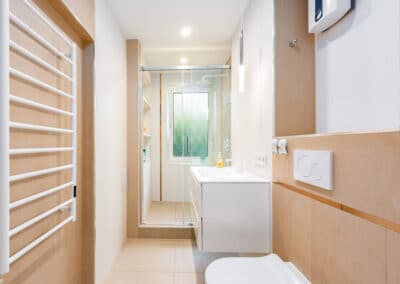 Tageslichtbad mit WC und Dusche im Zweifamilienhaus mit moderner Eigentümerwohnung am Oberhausener Kastell