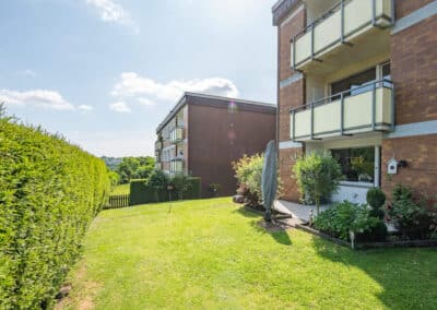 Terrasse und großer Garten zur alleinigen Nutzung der Mieter in Mülheim-Saarn