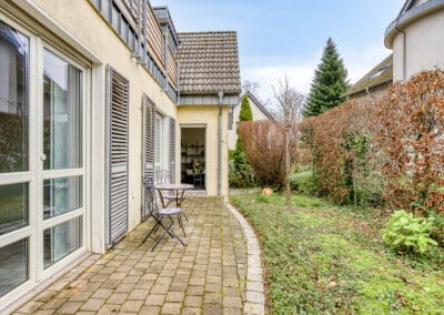 Terrassenfläche zur Arztpraxis mit Stellplätzen in der Dinslakener Innenstadt