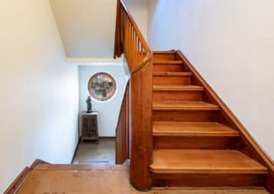 Treppenhaus im Zweifamilienhaus mit moderner Eigentümerwohnung am Oberhausener Kastell