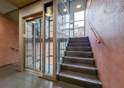 Treppenhaus mit Fahrstuhl - Renovierte Mietwohnung im Duisburger Innenhafen