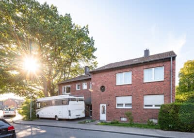 Vorderansicht Zweifamilienhaus mit moderner Eigentümerwohnung am Oberhausener Kastell