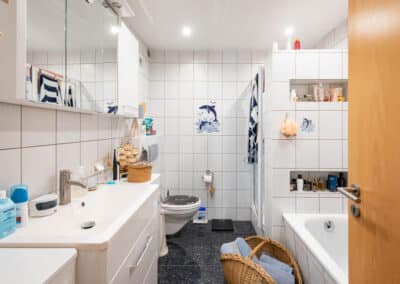 Badezimmer mit Wanne und Dusche in der Souterrainwohnung zur Kapitalanlahe zum Kauf in Mülheim