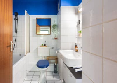 Bad mit Fenster und Badewanne, hell und neutral gehalten