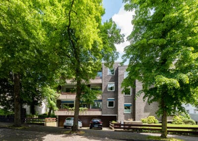 Gepflegte Hausfassade am grünen Kaiserberg