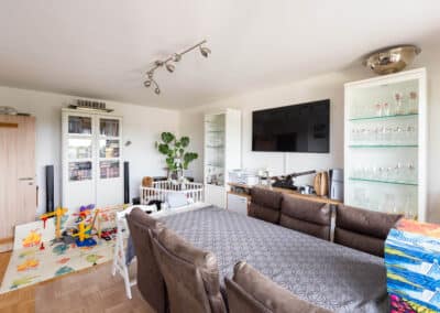 Wohnzimmer mit Balkonzugang zur hellen Eigentumswohnung in einer ausgesprochen gepflegten Wohnanlage in Duisburg-Huckingen, Immobilien Hempel im Duisburger Wasserviertel