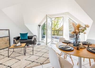 Wohnzimmer mit eingerichteter Küche in Duisburger Bestlage