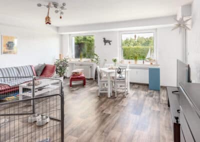 helles Wohnzimmer der Kapitalanlage mit eigenem Garten und Stellplatz zum Kauf in Mülheim-Saarn