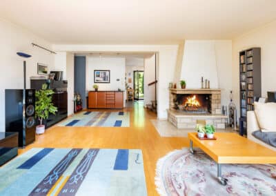 gepflegtes und großes Wohnzimmer mit offenem Kamin im Reihenmittelhaus von Kaiserswerth