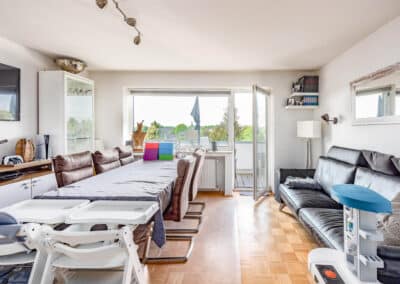 Wohnzimmer mit Balkonzugang zur hellen Eigentumswohnung in einer ausgesprochen gepflegten Wohnanlage in Duisburg-Huckingen, Immobilien Hempel im Duisburger Wasserviertel