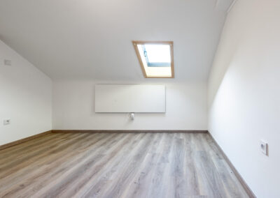 Zimmer im Dachgeschoss im Zweifamilienhaus mit moderner Eigentümerwohnung am Oberhausener Kastell