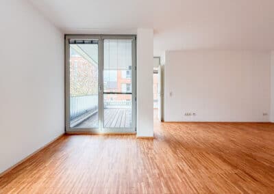 Zugang zur Loggia - Renovierte Wohnung im Duisburger Innenhafen, Immobilien Hempel, Immobilienmakler für renommierte Wohnlagen in Duisburg