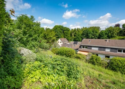 Grüner Blick aus dem großen Privatgarten der Wohnung in Mülheim-Saarn zum Kauf