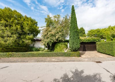 diskrete Hausansicht zum freistehenden Architektenbungalow mit fantastischer Fernsicht in bester Randlage von Düsseldorf-Angermund