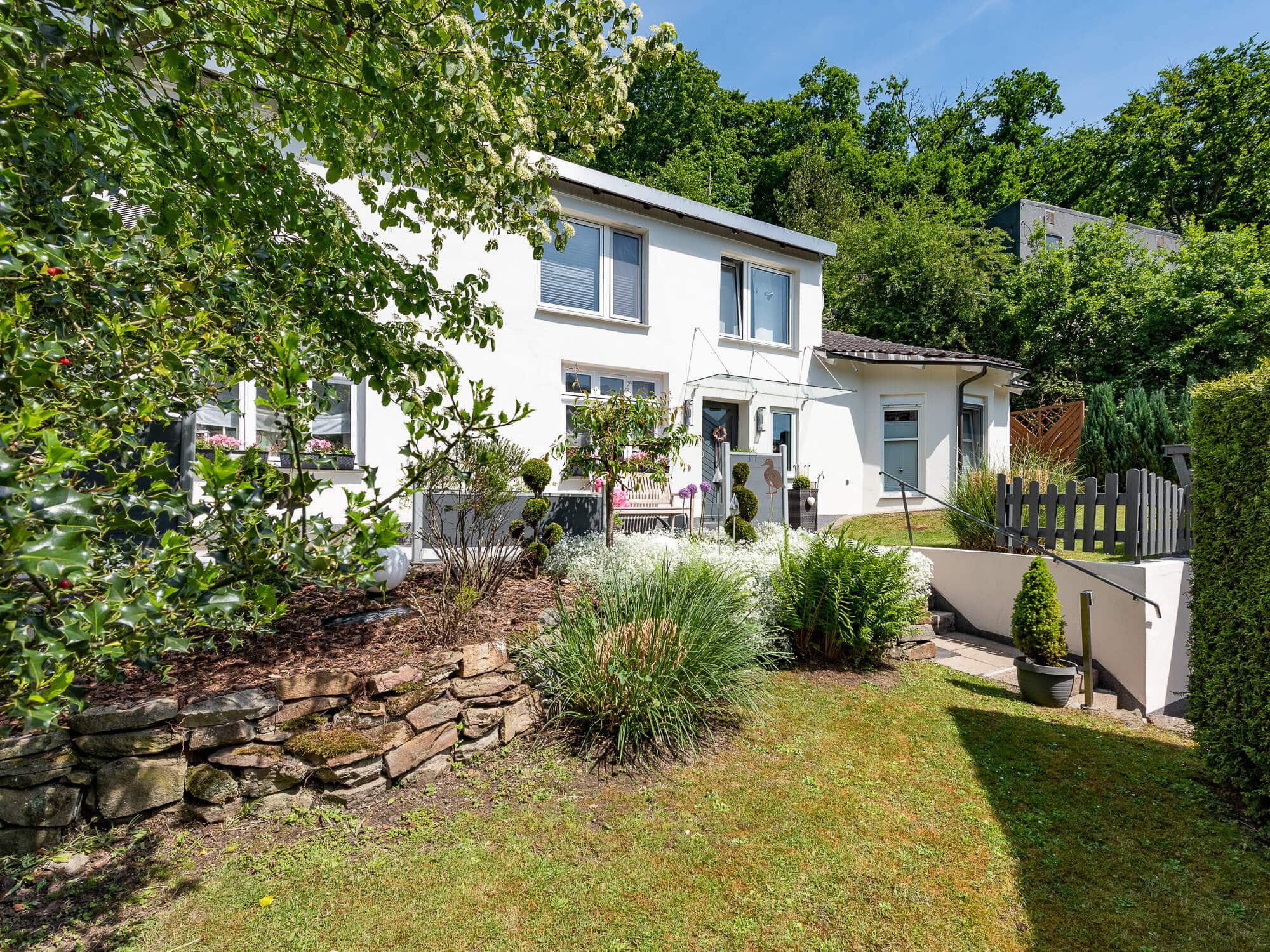 gartenhaus-mit-Vorgarten-und-mehrfamilienhaus-essen-bergerhausen