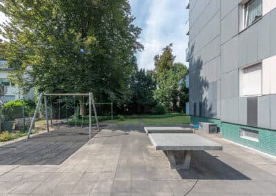 gemeinschaftliche Außenfläche zur hellen Eigentumswohnung in einer ausgesprochen gepflegten Wohnanlage in Duisburg-Huckingen, Immobilien Hempel im Duisburger Wasserviertel