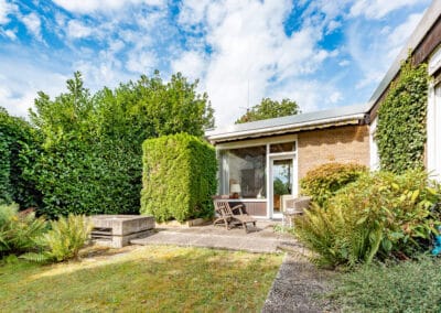geschützter Terrassenbereich zum freistehenden Architektenbungalow mit fantastischer Fernsicht in bester Randlage von Düsseldorf-Angermund